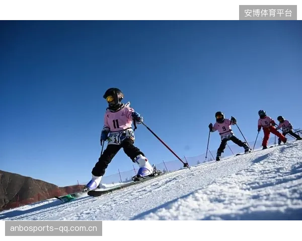 滑雪选手雪杖折断用手撑却不掉速